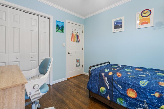 bedroom with crown molding, baseboards, a closet, and wood finished floors