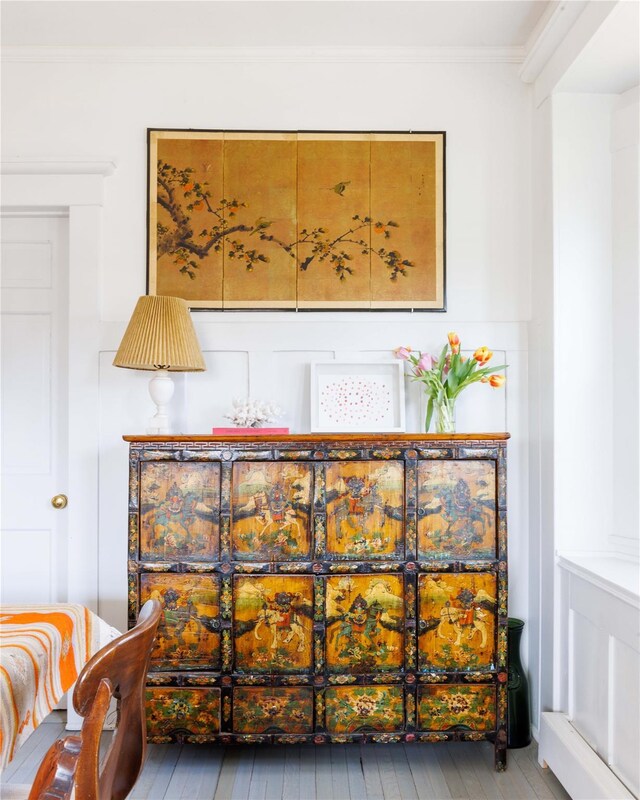 room details featuring crown molding and wood finished floors