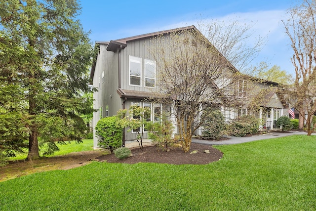 view of front of house featuring a front yard