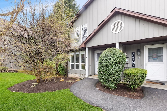 view of front facade featuring a front yard