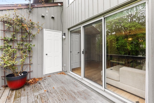 property entrance featuring a deck