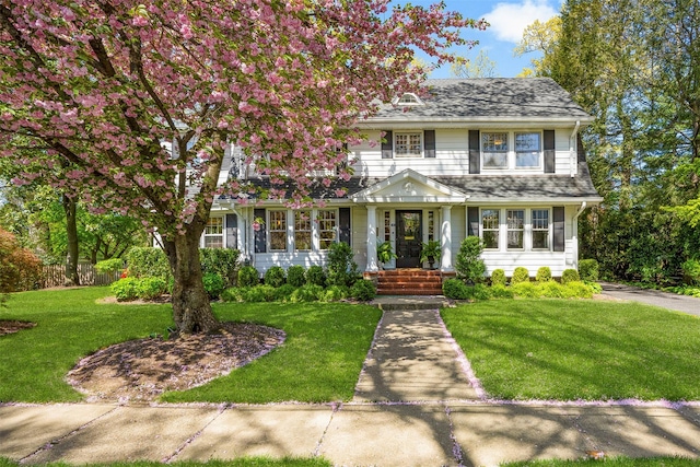 view of front of property featuring a front lawn