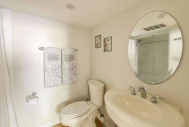 163 Smith Rd, Poughkeepsie, NY 12603 - full bathroom featuring a sink, toilet, baseboards, curtained shower, and visible vents