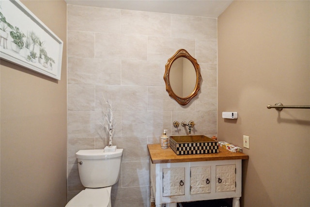 185 Old Pond Ct Unit 185, Jericho, NY 11753 - half bathroom with toilet