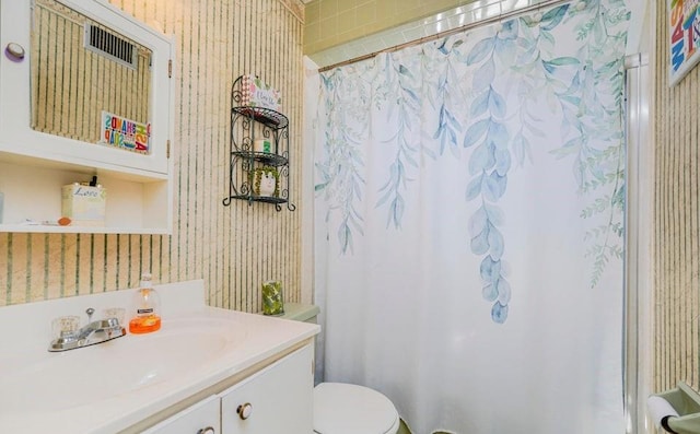 bathroom with vanity, a shower with shower curtain, toilet, and wallpapered walls