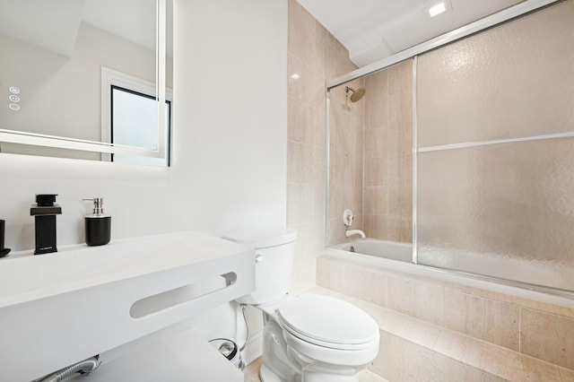bathroom with toilet and tiled shower / bath