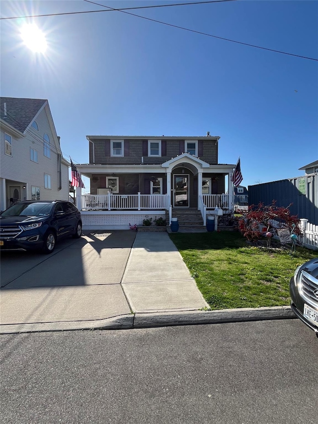 view of front of property with a front lawn and covered porch
