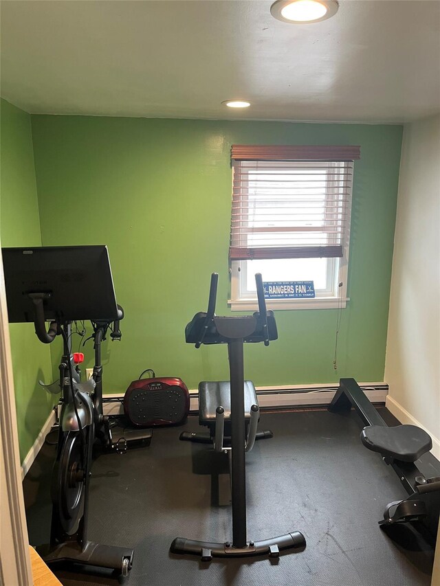 exercise area featuring baseboards
