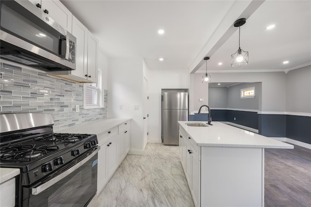 186-09 Dormans Rd, Saint Albans, NY 11412 - kitchen featuring a sink, a kitchen island with sink, stainless steel appliances, baseboards, and tasteful backsplash