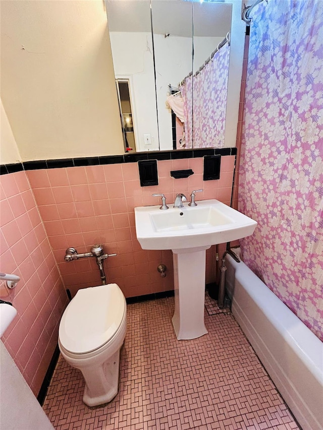 13705 Franklin Ave Unit 3J, Flushing, NY 11355 - full bathroom featuring toilet, tile walls, and wainscoting