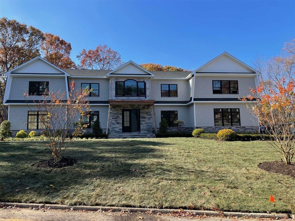 31 Fairbanks Blvd, Woodbury, NY 11797 - view of front of house with a front yard