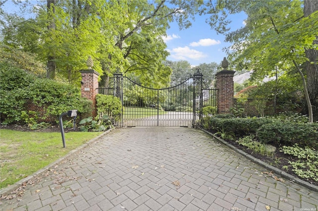 822 Bryant Ave, Roslyn Harbor, NY 11576 - view of gate