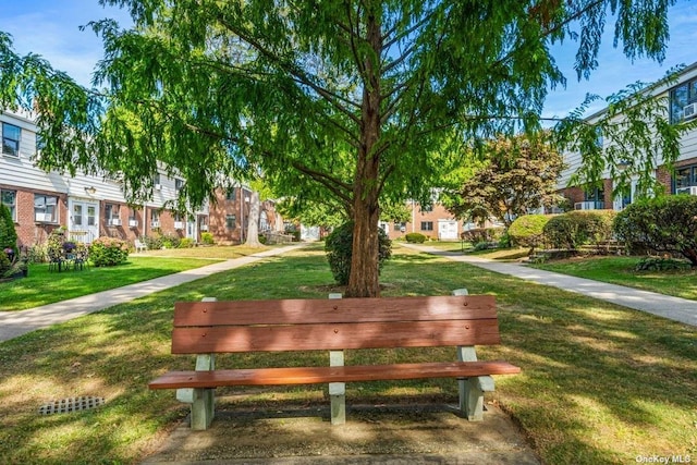 view of property's community with a yard and a residential view