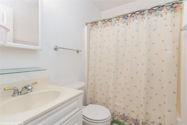 full bathroom featuring toilet, a shower with shower curtain, and vanity