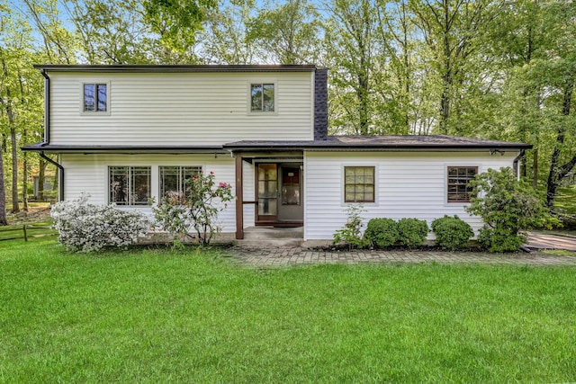 view of front of property featuring a front lawn