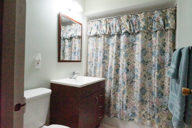 full bathroom with toilet, a shower with curtain, and vanity