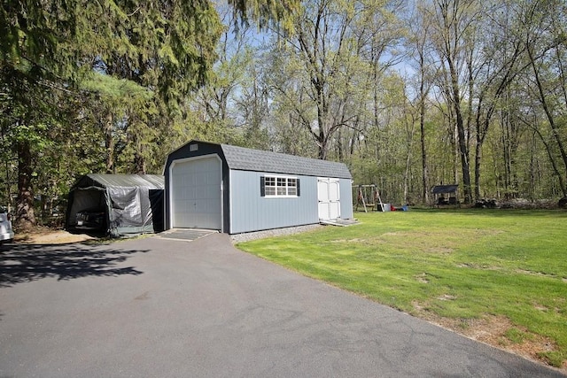 view of outdoor structure featuring an outbuilding