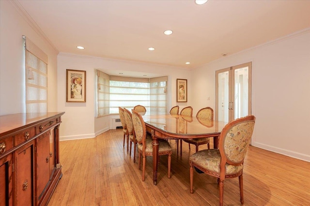 dining area with light wood-style flooring, baseboards, ornamental molding, and recessed lighting