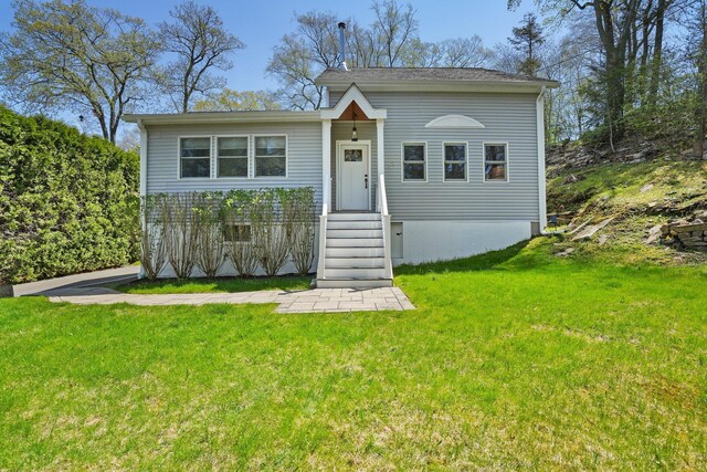 view of front of home with a front lawn