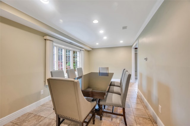 dining space featuring recessed lighting, crown molding, and baseboards