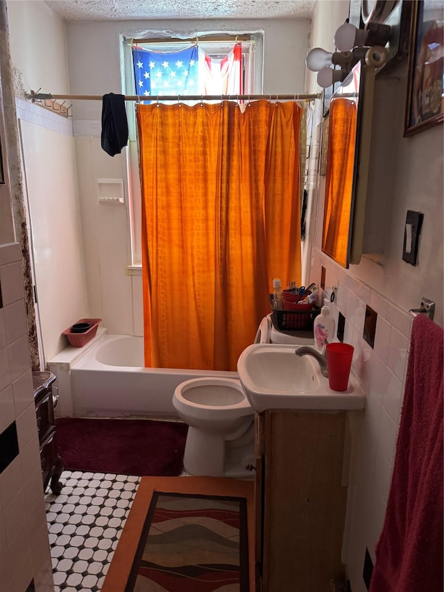 1171 Leland Ave, Bronx, NY 10472 - full bath with vanity, toilet, and shower / tub combo with curtain
