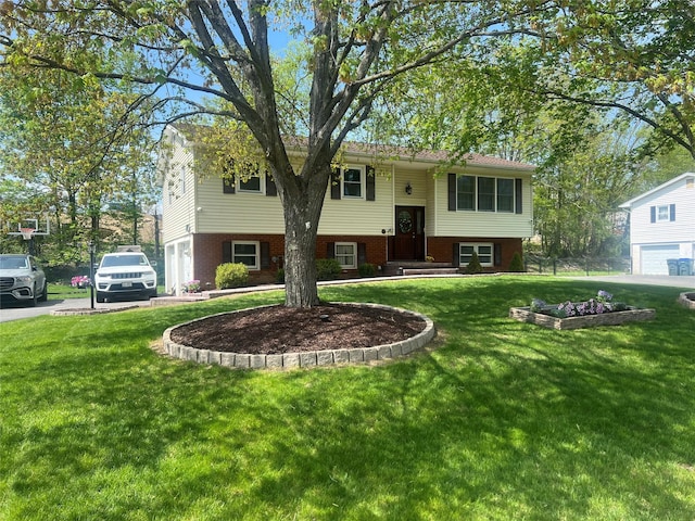 split foyer home featuring a front lawn