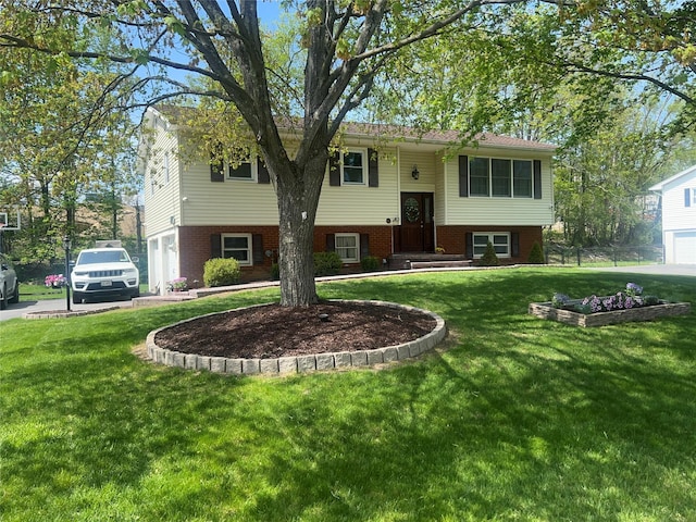 bi-level home featuring a front lawn