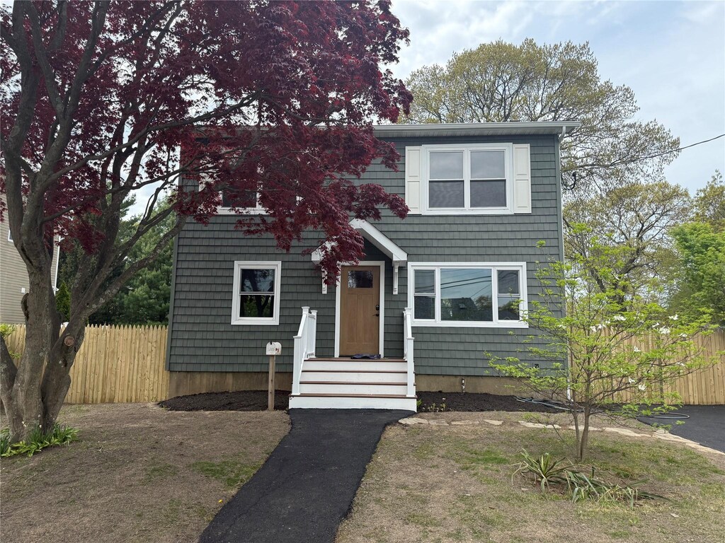 view of front facade featuring fence