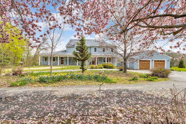 view of front of house featuring covered porch and driveway