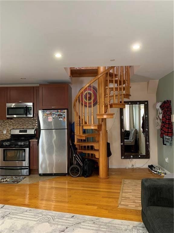 kitchen with stainless steel appliances, recessed lighting, light wood-style flooring, and tasteful backsplash