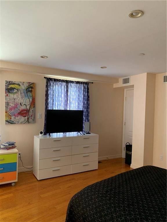 bedroom featuring light wood-style floors, recessed lighting, and visible vents