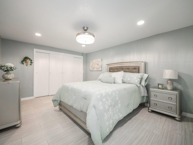 bedroom featuring a closet, recessed lighting, and baseboards