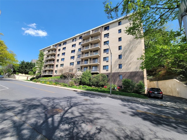 view of apartment building / complex