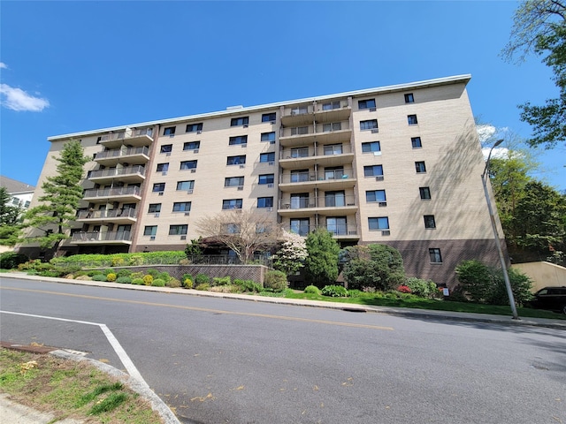 view of apartment building / complex