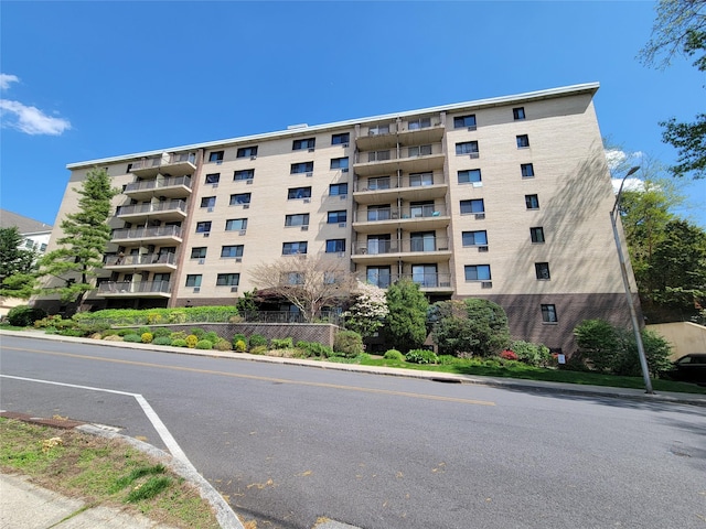 view of apartment building / complex