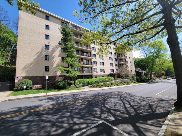 view of apartment building / complex