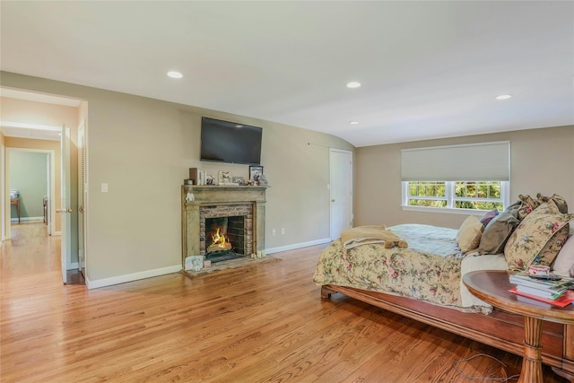 bedroom featuring light wood-style floors, baseboards, and recessed lighting