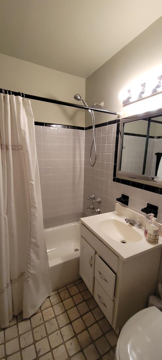 2601 Henry Hudson Pkwy Unit 5E, Bronx, NY 10463 - full bath featuring shower / bath combination with curtain, vanity, toilet, decorative backsplash, and tile walls