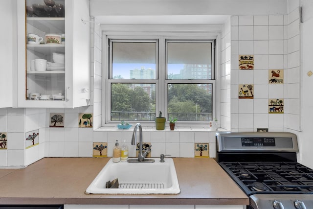 2601 Henry Hudson Pkwy Unit 5E, Bronx, NY 10463 - kitchen featuring gas range, decorative backsplash, light countertops, and white cabinetry