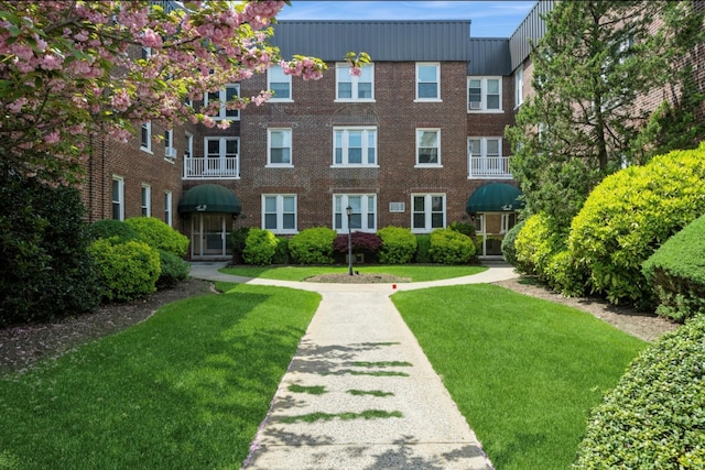view of community featuring a yard