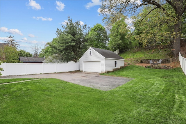 view of yard featuring an outdoor structure and a garage