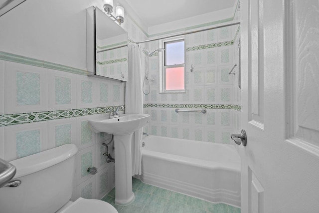 19 Abeel St Unit 6E, Yonkers, NY 10705 - full bathroom featuring toilet, tile walls, and shower / bathtub combination with curtain