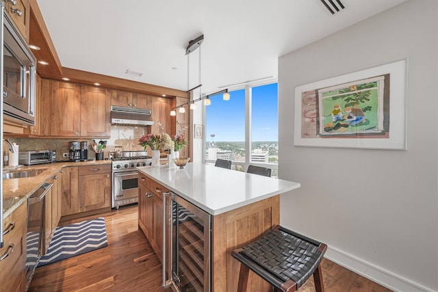 kitchen with beverage cooler, wood finished floors, visible vents, and stainless steel appliances