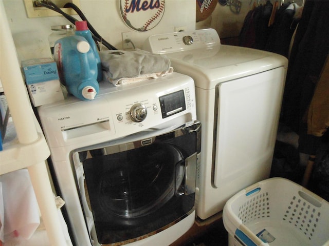 33 41st St, Islip, NY 11751 - laundry room featuring laundry area and washing machine and dryer