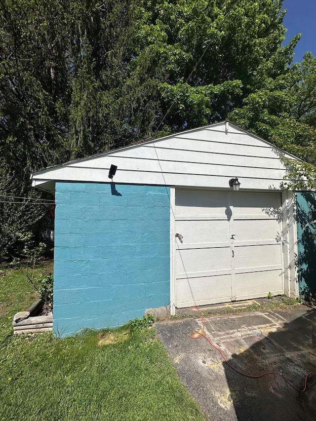detached garage featuring driveway