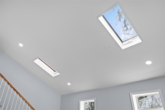 room details featuring a skylight and recessed lighting