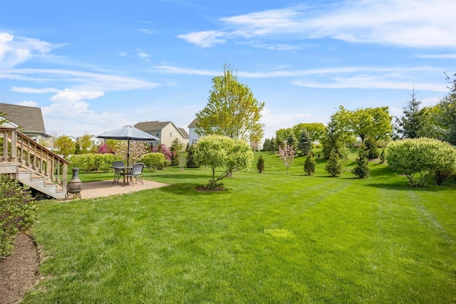 view of yard featuring a patio