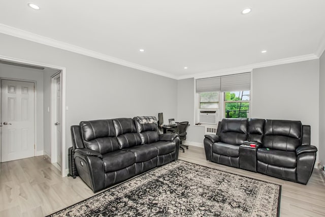 living room with light wood-style floors, ornamental molding, baseboards, recessed lighting, and cooling unit
