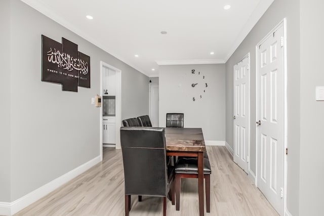 dining area with light wood-type flooring, recessed lighting, baseboards, and crown molding