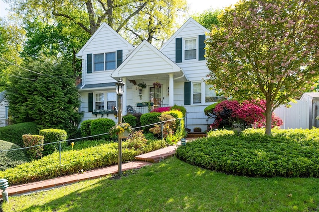 view of front of property featuring a porch and a front yard